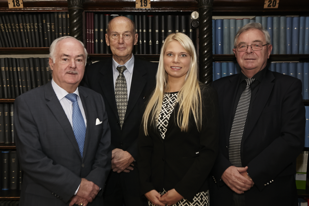 v.l.n.r.: Univ.-Prof. Dr. Kurt Widhalm (Präsident des Österreichischen Akademischen Instituts für Ernährungsmedizin (ÖAIE), Wien), Univ.-Prof. Dr. Konrad Steinbach (Ehrenpräsident des Österreichischen Herzfonds), Christina Pöppelmayer (Studienkoordinatorin ÖAIE) und Univ.-Prof. Dr. Norbert Bachl, Direktor des Österreichischen Instituts für Sportmedizin (ÖSIM) © ÖAIE/APA-Fotoservice/Roßboth